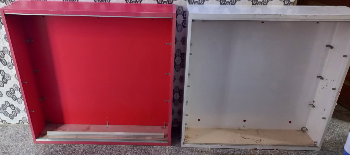 فاترينا عارضة كاملة مع الجام 
عدد 2 

سعر الوحدة 50 الف 

.
فاترينا  جام ربع دائرة كما موضح بالصورة 
عدد 2 
سعر الوحدة 25 الف 

مكاني بغداد الكاظمية الطي
***********
