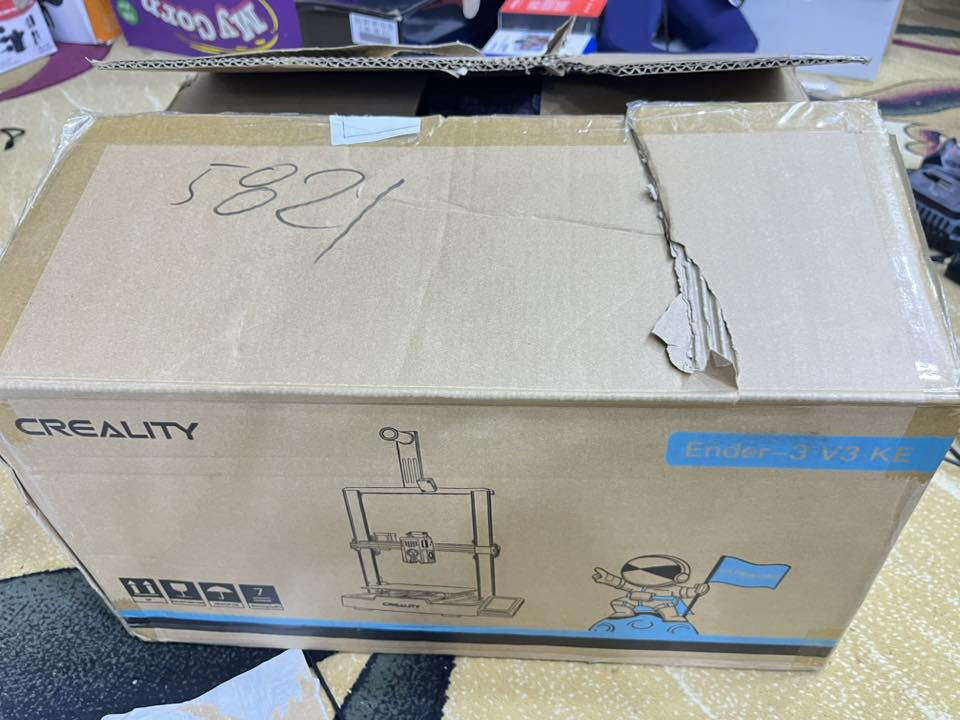 🚀 Creality Ender-3 V3 KE
جدید لوک - فقت اکتیف
سعر ٣٧٥ الف
🚗 توصيل متوفر 
إذا كنت تبحث عن طابعة ثلاثية الأبعاد تجمع بين السرعة الفائقة والذكاء والدقة، فهذا الموديل الحديث من Creality هو خيارك الأفضل. الجهاز جديد تماماً داخل الكرتون ولم يُستخدم من قبل، مع كامل ملحقاته الأصلية.
🛠️ أبرز المواصفات والمميزات:
 سرعة طباعة فائقة: تصل سرعة الطباعة إلى 500mm/s، مما ينجز مشاريعك بسرعة تفوق الموديلات التقليدية بأضعاف.
 نظام تشغيل ذكي: تعمل بنظام Creality OS المتطور (المبني على كليبر Klipper) لإدارة الطباعة بسلاسة وكفاءة عالية.
 اتصال واي فاي (Wi-Fi): إمكانية التحكم بالطابعة وإرسال التصاميم عن بُعد عبر الواي فاي من خلال الهاتف أو الكمبيوتر.
 شاشة لمس ذكية: مزودة بشاشة ملونة تعمل باللمس لتسهيل التحكم بكافة الإعدادات.
 معايرة تلقائية (Auto-Leveling): تسوية ذاتية وهوشمندية لسطح الطباعة دون الحاجة لأي تعديل يدوي.


**إذا كنت صاحب هذا الإعلان وتريد حذفه لأي سبب، رجاءا أرسل رسالة إلى الدعم الفني**