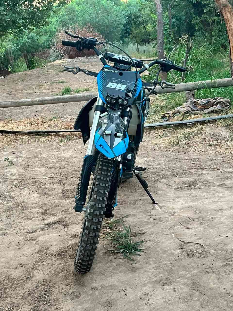 السـلام عليـكم
دراجـة قفـاز (X _MOTOS ) للبيـع 

المواصفـات 

محـرك : 300 نظيـف وخفـيف بالسـرعة 

اللـون : أزرق 

المـوديل : 2025 
 
الرقـم : أربيـل بـدون تحـويل + الأوراق أصـولية + لوحـات موجـودة أي مكـان تكـدر تطـلع بيـها محـد يحـاسبك

الأضـرار : فقـط الأشـارة الخلفـية تـك ما تشتغـل   

للأمـانة دراجـة نظـيفة ورزنـة بالمـشي 

صـار تقـريباً سنـة من أخـذتها ما ماشـية هـواي 

وكُـل نقـص ما بيـها الدراجـة 

السعـر ع الخـاص وبـيها مجـال للمُشتـري 

وما راح نخـتلف أن شـاء الله  ع السعـر 

هـذا رقـم *********** 

أذا تحـب تتصـل وتشـوف الدراجـة هـم حاضـر
