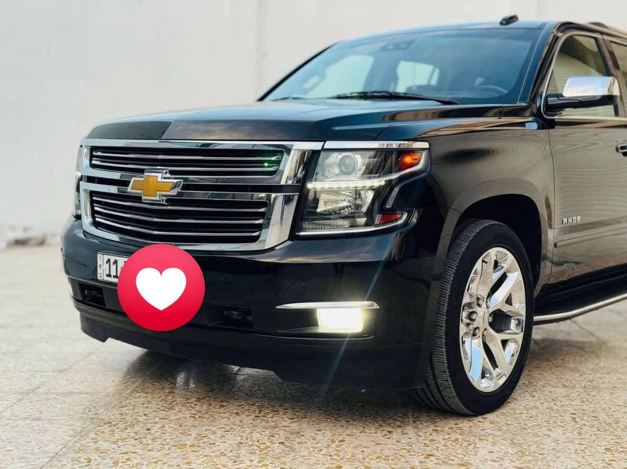 تاهو برايمر خليجي 2018وكاله المنصور اللون اسود رقم بغداد تحويل ثاني يوم
1.  المحرك: V8 سعة 5.3 .فوريل مع فوريل المكينه

2. ناقل الحركة: أوتوماتيك 10 سرعات (تبديل سلس).

3. نظام التعليق: مساعدات مغناطيسية (Magnetic Ride Control) لثبات وراحة قصوى.

4. نظام الدفع: متوفر دفع خلفي أو رباعي (4WD) مع دبل ثقيل وخفيف.

5. الجنوط: ألمنيوم كروم مقاس 22 إنش (أعلى قياس).

6. الإضاءة: عدسات HID زينون مع إضاءة نهارية LED وكشافات ضباب.

7. الإضاءة الذكية: نظام (IntelliBeam) لتعتيم العالي تلقائياً عند مرور سيارة مقابلة.

8. الدعاسات: جانبية كهربائية تفتح عند فتح الأبواب وتغلق عند إغلاقها.

9. الدخول: ذكي (بصمة) على جميع الأبواب الأربعة.

10. التشغيل: نظام التشغيل عن بعد من المفتاح.

11. الشنطة (الدبة): تفتح وتغلق كهربائياً مع ميزة الفتح بتمرير القدم.

12. المرايا الجانبية: كهربائية، مدفأة، وتطوى آلياً مع خاصية التعتيم.

13. المقاعد: جلد فاخر مع تحكم كهربائي بـ 12 وضعية للسائق والراكب.

14. تبريد وتدفئة: تبريد وتدفئة للمقاعد الأمامية، وتدفئة لمقاعد الصف الثاني.

15. مقاعد الصف الثاني: منفصلة (ملكية) لسهولة الحركة داخل السيارة.

16. الطي الكهربائي: طي ورفع مقاعد الصف الثالث والثاني بضغطة زر من الشنطة.

17. الستيرنج (المقود): تعديل وضعية المقود (تلسكوبي) كهربائياً مع ميزة التدفئة.

18. الدواسات: نظام تحكم كهربائي لتقريب أو ترفيع دواسات البنزين والفرامل.

19. الشاشة الرئيسية: مقاس 8 إنش تعمل باللمس وتدعم (خرائط، CarPlay، Android Auto).

20. الخزنة السرية: الشاشة ترتفع للأعلى كهربائياً لتكشف عن درج تخزين سري خلفها.

21. البروجكتر (HUD): عرض معلومات السرعة والتحذيرات على الزجاج الأمامي أمام السائق.

22. النظام الصوتي: Bose Centerpoint بـ 10 سماعات (أعلى نظام صوتي).

23. الترفيه الخلفي: شاشة سقفية Blu-ray مع سماعات لاسلكية للركاب بالخلف.

24. الشحن اللاسلكي: قاعدة شحن للجوال مدمجة في مسند اليد الوسطي.

25. فتحة السقف: فتحة زجاجية كهربائية.

26. الرادار الأمامي: نظام تنبيه قبل التصادم مع فرملة طوارئ ذاتية.

27. تنبيه المسار: نظام المحافظة على المسار (يهتز المقود أو المقعد عند الانحراف).

28. النقطة العمياء: تنبيه في المرايا الجانبية عند وجود سيارات في الزوايا الميتة.

29. المقعد الهزاز: تنبيه السائق بالاهتزاز عند استشعار أي خطر محيط بالسيارة.

30. رادار الرجوع: تنبيه عند خروج سيارة من الجوانب أثناء الرجوع للخلف.

31. الحساسات: نظام حساسات شامل (أمامية وخلفية) مع كاميرا خلفية.

32. الذاكرة: تخزين وضعيات القيادة (المقعد، المقود، المرايا، والدواسات) لشخصين. 

بارد بلباب الصدر الايمن 

السعر375

للاستفسار ***********
