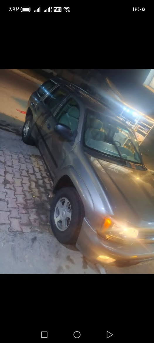 السلام عليكم بلايزر مديل 2006 شمالي رقم الجديد السنويه ممنتهيه فقط الهزه منتهيه لون رصاصي فيلي بيه كم .     م قطعه صبغ لاكن ابيع احزام بيه طخه خلف المازده الااماميه خفيفه شاصي ايرباك كله سليم وبيه طخه بجاملغ الخلفي شي بسيط والجنطه سيار مكينه كير تدفئه تبريد حداديه  بطماان بيه نواقط بسيطه ماعندي مجال اسويهن تخم تايرات غرفه كلش نضيفه السعر 75 وبيه مجال بغداد الرصافه ***********
