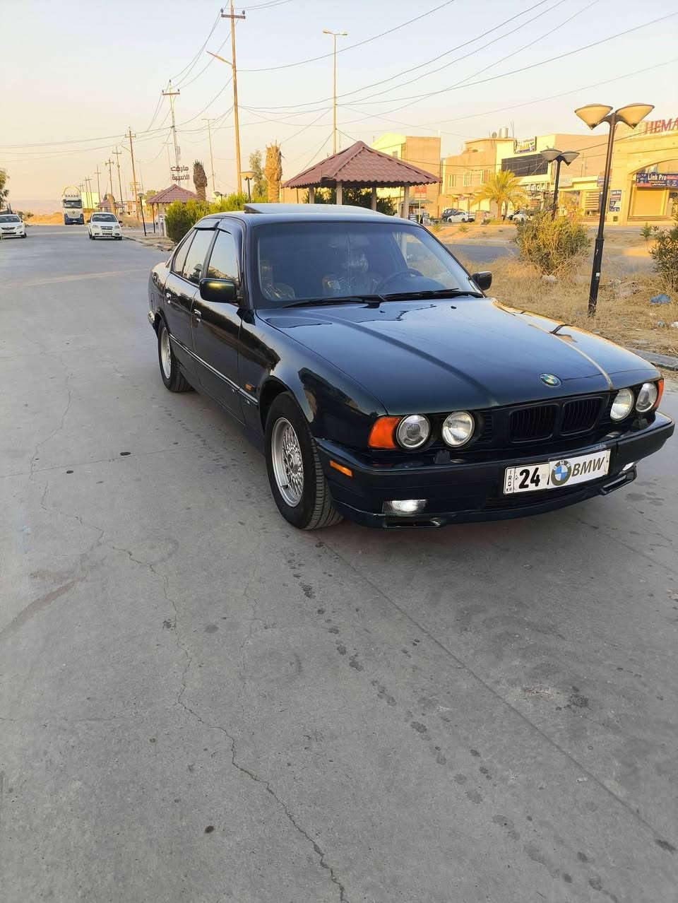 بي ام 525i اصل سنويه وبليته
موديل1991
مكينه كبس
كير توماتيك دبل اوفر
هزة وسنويه ورقم جدد تحويل ثاني يوم
بجم عريض
تبريد ثلج ويه الاسويج شرط
طخم ورة وكدام جديد 
داخل  مخمل صاج دبل ايرباك دبل جكمجه
طخم ويل كب خليه اصلي وتايرات جدد قبل سبوع شادهم
سلايت طكتين
جامات كهرب
كهربائيات وارمنية كلها بلادي 
سستم سماعات ومسجل جدد
CD جنجر
شراي اتصل ***********
***********
