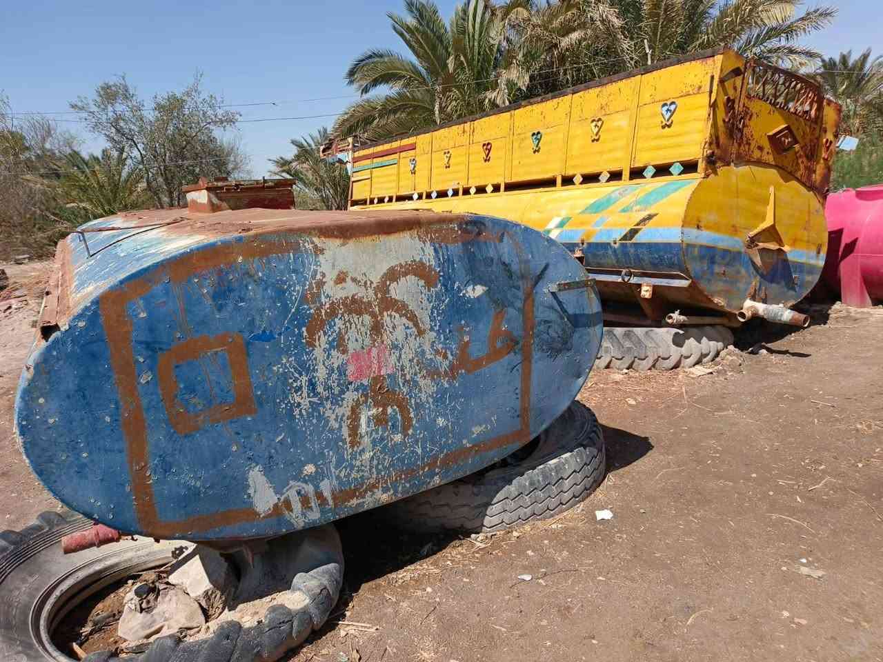 #للبيع 
موجود اثنين تانكيات للبيع 
صالحالات للاستخدام 
داخلهن نظيف وقاعدتهن محفوظه من الاسفل 
سعر التانكي الاصفر مليون دينار 
والتانكي الثاني 750 الف 
للاستفسار مراسله 
او الاتصال ***********
المكان قرية السندال
