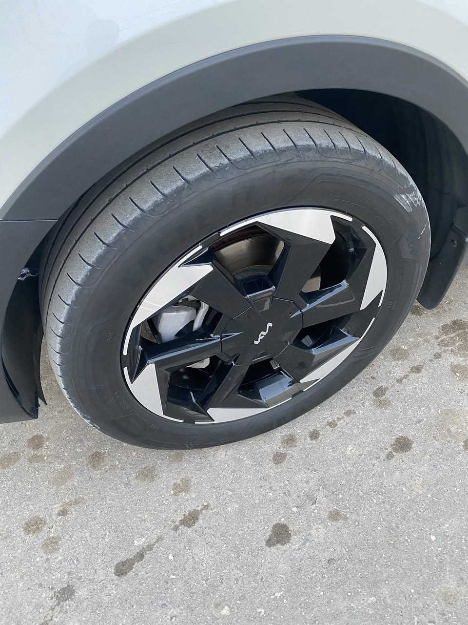 سلام عليكم 
سورنتو موديل 25 كشنات تدفئه تبريد  محرك سته سلندر3.500 ويل 19  قماره حديد  رقم بغداداسمي ثاني يوم التحويل مكفولة كفاله عامة  
السعر 3 شدات و15 وبيها مجال ، السيارة في النجف 
***********
