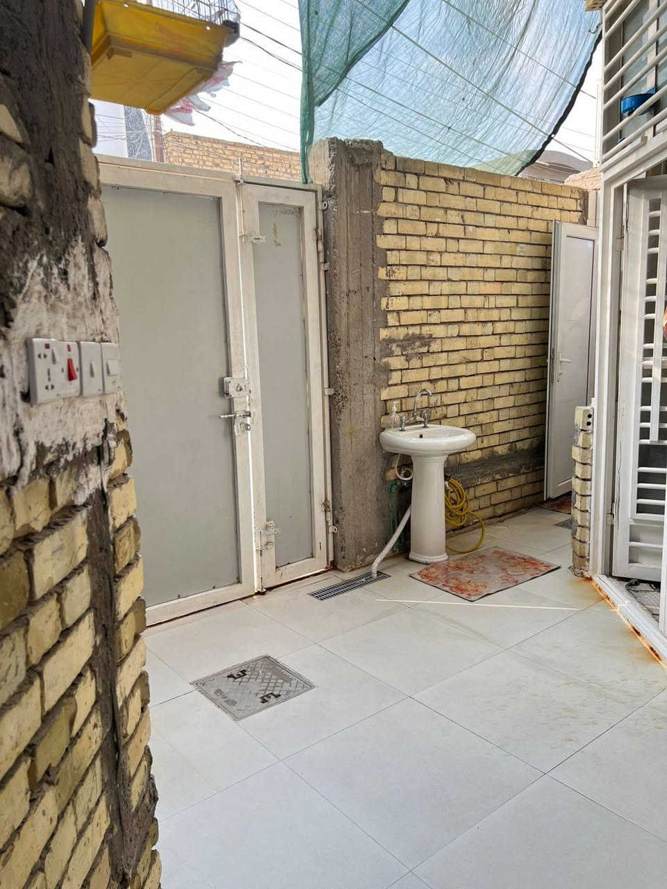 سلام عليكم الدار للبيع موقع النجف طاقة جزيرة خلف مجمع عقيل علوية بيت مساحة110مربع(10×11) 
البيت طابقين بنيان حديث 2023
الطابق لاول :
مكون من غرفة و صالة و  مطبخ و استقبال و حمام و منور (مطبخ حار)

الطابق الثاني:
مكون من ثلاث غرف و سطح و حمام و صالة 
لاستفسار لاتصال على ***********
