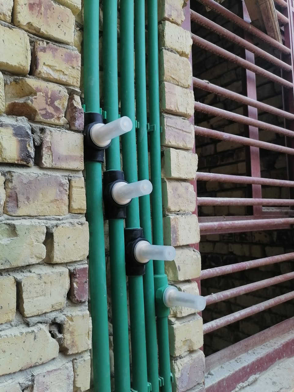 10 صور لأحد مواقعنا في الديوانيه التقيه من ماي ومجاري تقطير السبالت منظومه ارظه بواري غاز كهرباء كادر ابو عبدالله البديري ***********  ***********
