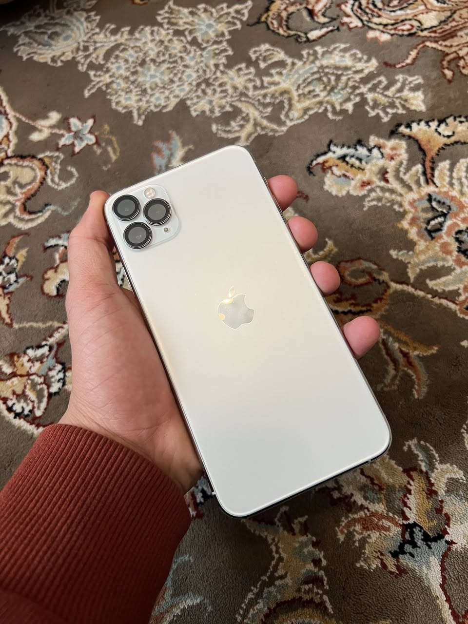 ايفون ١١ برو ماكس شرق اوسط
كفاله عامه من الزلغ والفتح 
نظافة ١٠٠٪؜ 
بطاريه ٨٤ اصلللل
ذاكره٢٥٦ 
لون ابيض 
ماكو انظف منه وممفتوح ولا داخل تصليح 
عنواني بغداد العامريه سعر الجهاز ٤٠٠ وبي مجال رقم الهاتف ***********
