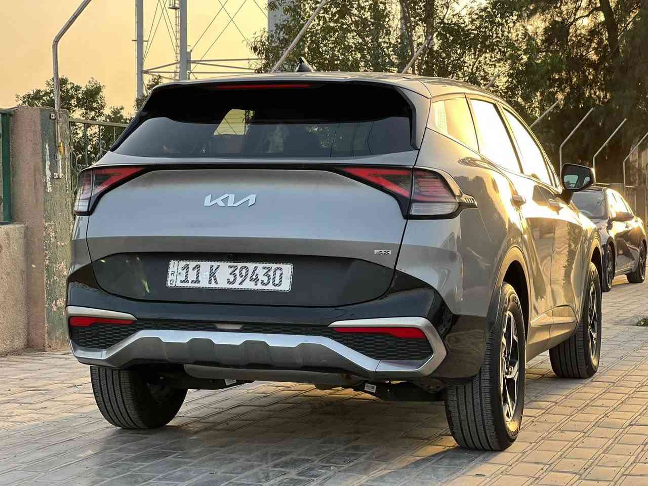 Kia Sportage 2024 .X4
مواصفات السيارة:. تحديد مسار /قيادة ذاتية/مثبت سرعة/3مودات قيادة /مانع أنزلاق/سايد بريك بصمة/نضام نزول منحدرات/تدفئة كشنات/أوتو هولد/دفع كلي X4/بعد هواي مواصفات السيارة مبدل بنيد و چاملغ الخلفي و الامامي و باب الچنطة شوية منة بيهم تصليح . بدون أيرباك ولا دواخل ولا شواصي ولا لغود مكفولة السيارة 

مرقمة بغداد بأسمي تحويل مباشر و ترهم بيع و مراوس .

للاستفسار . ***********
