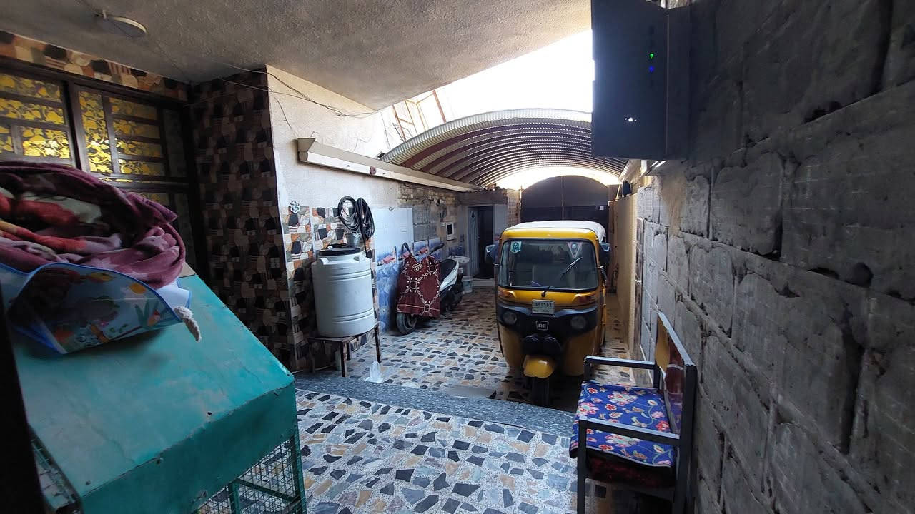السلام عليكم بيت للبيع المساحه ٢٠٠وبي مع محلات 2 حاليآ مئجرات العنوان بغداد الحسينيه الراشديةخدمات مسقط قرب مستشفى التركي قريب على مطعم ابو خميس الاستفسار على رقم ***********هاذابي واتساب السعر على الخاص
