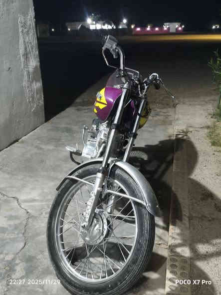 السلام عليكم ماطور نامه رياضي موديل 2017 للبيع مكينه ناعمه دراجه جاهزه  شرط نص هندر محرك شرط شلعه ونشاط فوول نضافه گدام العين شغل ومشي السعر 250 وبي مجال شي قليل الاتصال على هاذا الرقم *********** ليس متواجد على الفيس
