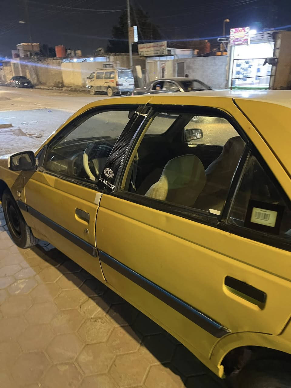 السلام عليكم بيجو 405موديل 15سنويه منتهيه عليها غرامات 240الف يطيحن من السعر (السعر 23وبيها مجال قليل )الهيئه على المشتري ***********الي مو شراي لا يراسل ويتعبني
