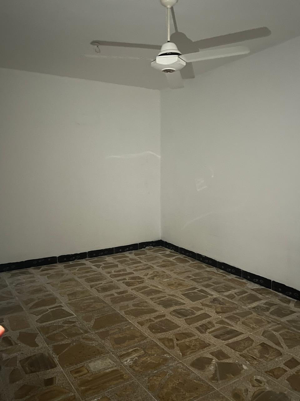 دار للإيجار في حي الحدباء بعد شقق الحدباء 
المساحة : 100 متر 
طابق واحد يحتوي على :.
كراج 
مطبخ 
صاله 
استقبال 
غرفة نوم 
صحيات 

🔺السعر : 350 الف شهرياً قابل للتفاوض 

للاستفسار الاتصال على : 
***********
***********
