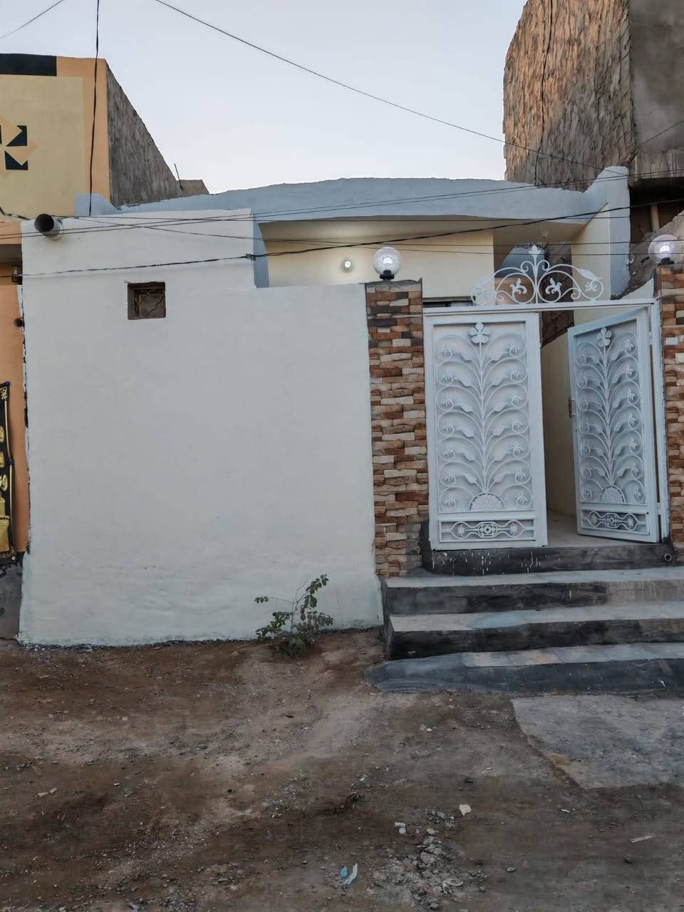 السلام عليكم بيت بالبراكيه شارع المطار القديم الفرع الي مقابل صيدلية المطار البناء صب كونكريت اساس +سقف  كونكريت.. والبناءبلوك درجة أولى شبيه الطفيلي العنوان سابقا صيدليه المطار حاليا صيدليه صفا عبد الرضا الرماحي *********** والسعر خاص
