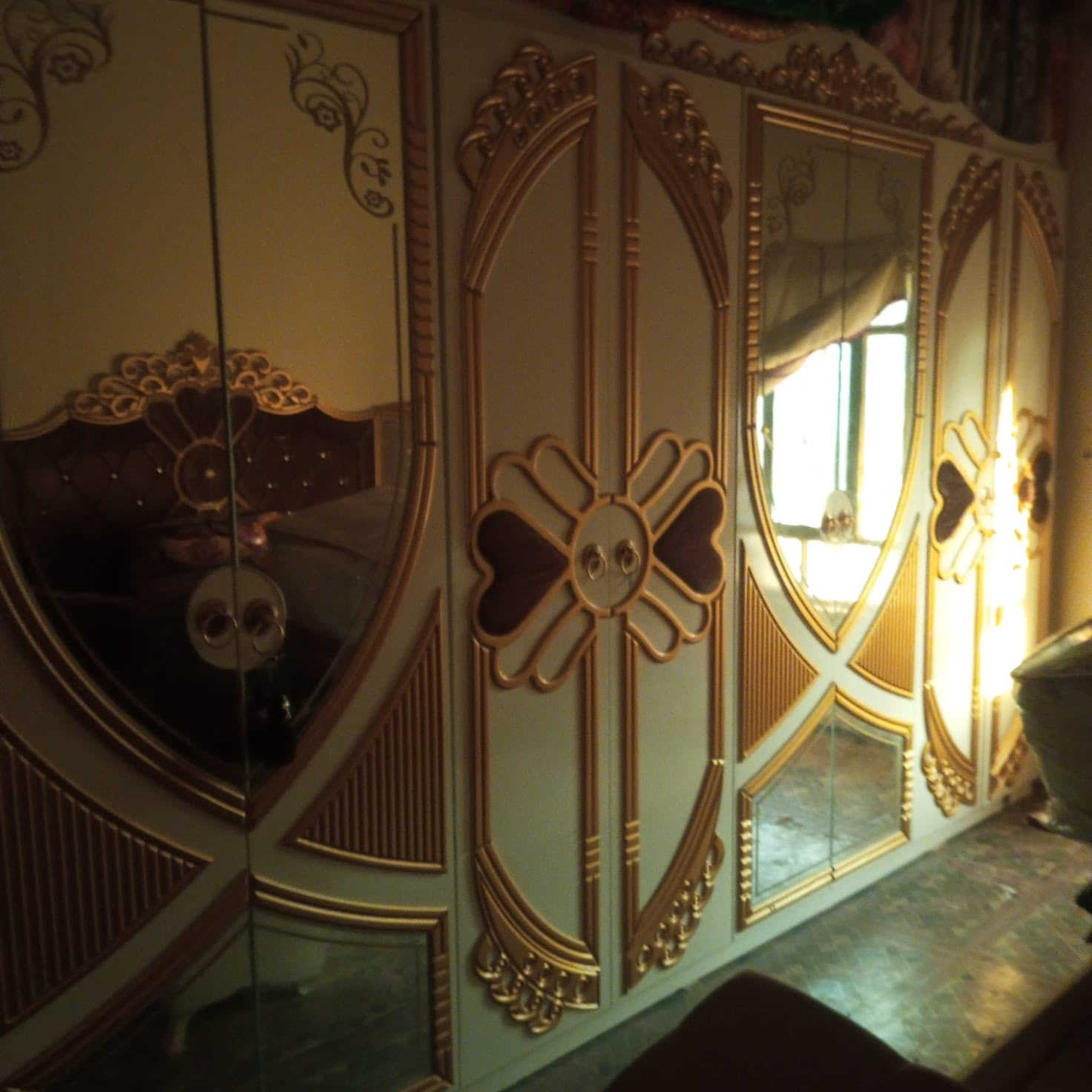 سلام عليكم غرفه تركيه غرفه جديده مستعمله قليل ومتروكه مكانه الرميثه  ***********
