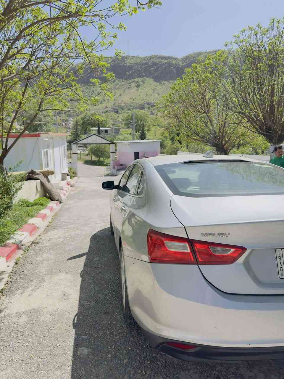 السلام عليكم 
ماليبو 2018 lt 
مواصفات lt معروفه 
قطعتين تبريد 
كشنات جلد 
تحكم ستيرن 
كروز سرعه 
شاشة 
كاميرا
لايت زنون عالي ناصي 
وباقي مواصفات  lt 
رقم بابل مميز 
حادثها فقط بنيد و مصبوغ وجارد البنيد 
السعر 102 وبيها مجال 
مكانها حله 
للاستفسار 
***********وبي واتساب ايضاً
