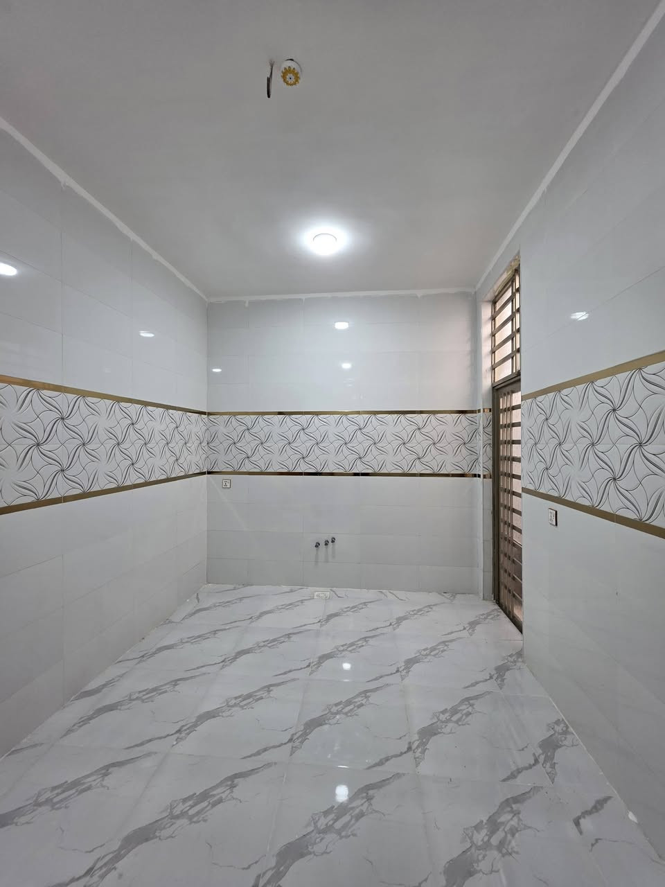 السلام عليكم بيت للبيع 100م طابق واحد 1⃣
في حي النداء شارع جامعة الكفيل 
شريط الموضفين مقابيل مجمع الاميرات 

يحتوي عل غرفه وصالة ومطبخ  واستقبال 
بناء درجة اولئ كونكريت مسلح فول جديد ما مسكون 
 تمليك بلدي حر سند باسمك مداور 
السعر 70 مليون  💵

للاستفسار ***********
مكتب سيد علي للعقار
