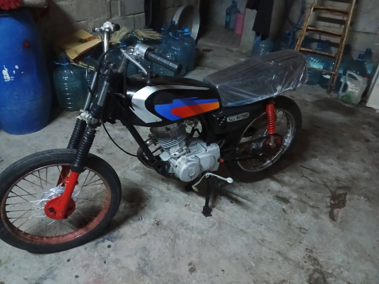 سلام عليكم دراجه نضيفه ادوات  حيل كشن تانكي جدد الاصليات محرك اسمه ارديكو مدري شسمه وضفيره بيها نقصها عداد وگلوبات تصير وكيل النضافه گدام عينك السععرر 250 قفل مكاني البصره ابو الخصيب رقمي *********** راسل فقط وتساب هنا ما ارد
