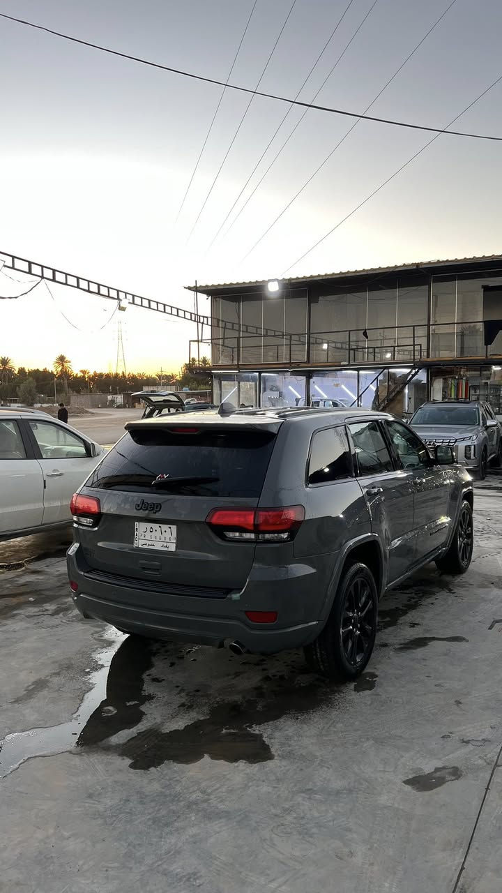 السلام عليكم
جيب كراند شيروكي موديل 2020
لون اسمنتي رقم بغداد
مواصفات:
فتحه سقف
جنطه كهرباء
حساسات
شاشه كبيره
تدفئه وتبريد كشنات + ستيرن بالاضافه الى تدفئه الكشنات الخلفيه
بصمه تشغيل وابواب + تشغيل عن بعد
مري قلاب + هيتر + نظام النقطه العمياء
توقف ذاتي
كشنات كهرباء جلد 
السياره عليها تخم تاير جديد وادامه كامله وجاهزه من كلشي كير ومكينه مكفولات حادثها جاملغ وبنيد بدون دواخل 
السعر 245 بيها مجال بسيط

‭٠٧٧٢ ٥٧٣ ٩٢٥٨‬
