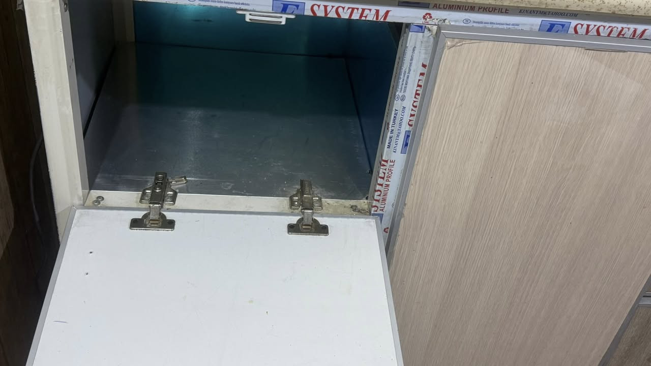 السلام عليكم 
من رخصه الاادمن كاونتر mdf ضد الماء والداخل المنيوم ثقيل تفصال 295 سم طابقين مرمر قطعتين السعر 320 الف للاستفسار واتساب *********** بغداد حي الزهور خلف ساحه اللقاء
