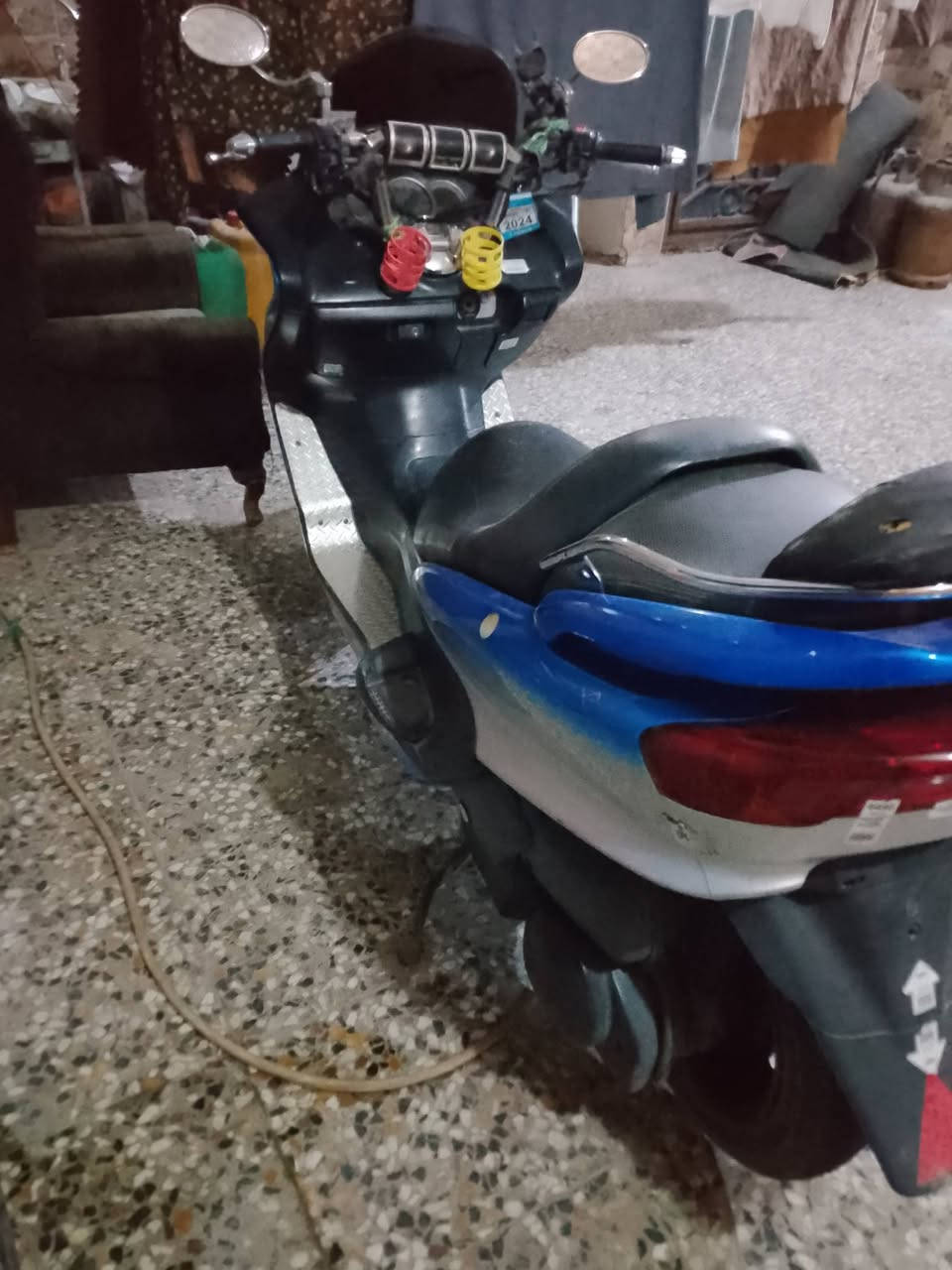 السلام عليكم 
دراجه للبيع او مراوس بايباد 
دراجه ماجسته s.r دبل رون 
لون مميز بيها لونين وهاذا صعب تلكه بهيج وقت الدراجه كلش حلوه هيا و نصبتها الدراجه كلش نضيفه جيب اقوه فيتر و تعال فحص 
سعرها 900 وبيها مجال بسيط 
العنوان بغداد تقاطع درويش شارع كفائات السيديه الرقم ***********
راسلني وابشر بل خير
