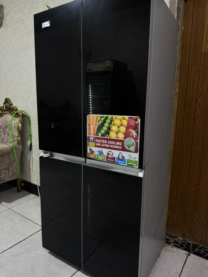 ثلاجة 4بيبان للبيع تشتغل بس ما تبرد الثلاجه مثل ما بالصور نظيفه بس تحتاج صيانه السعر 250وبيها مجال مكاني الزبير رقم  ***********
