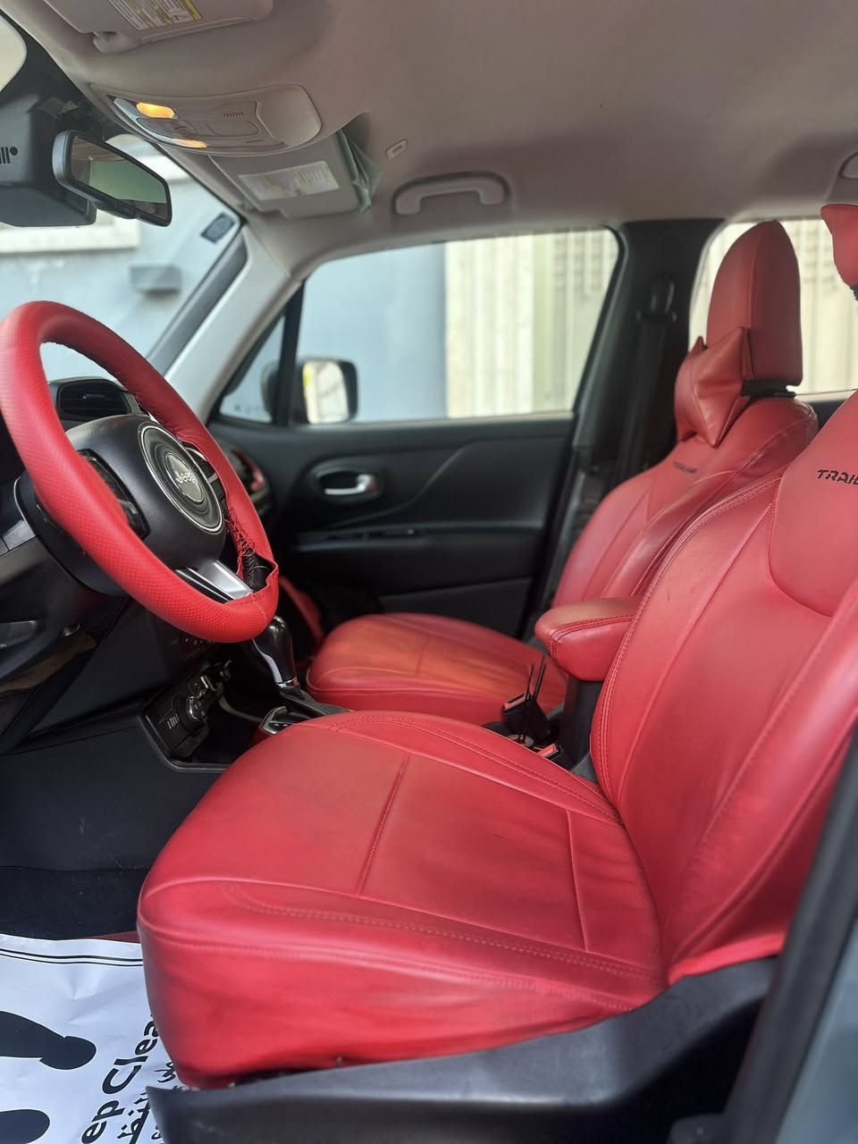 سلام عليكم ، جيب رينجيد 2018 ترال هوك اعلى فئة …. 
محرك 2400 المرغوب … كير 9 نمر .
قطعتين صبغ .. داخل احمر مطعّم وية السيارة ، محرك قبل 4 اشهر مبدلة جديد مال كصة والفيديوهات موجوده ، حادثها جاملغ وباب جهة السايق ، صدرها ممتاز محركها ممتاز كيرها ممتاز كهربائياتها شغالة كلها ، مواصفاتها معروفة .. 
كرسي كهرباء ، كامرة ، كراسي تدفئة ، شاشه اعطال ، وقياس ضغط الاطارات ، وبيها كلشي يحتاجه السايق ، مناقصها شي السيارة نظيفة شوفت عينكم … 
السعر 121 وبيها مجال .. 
مكاني بغداد الاعظمية / ***********
