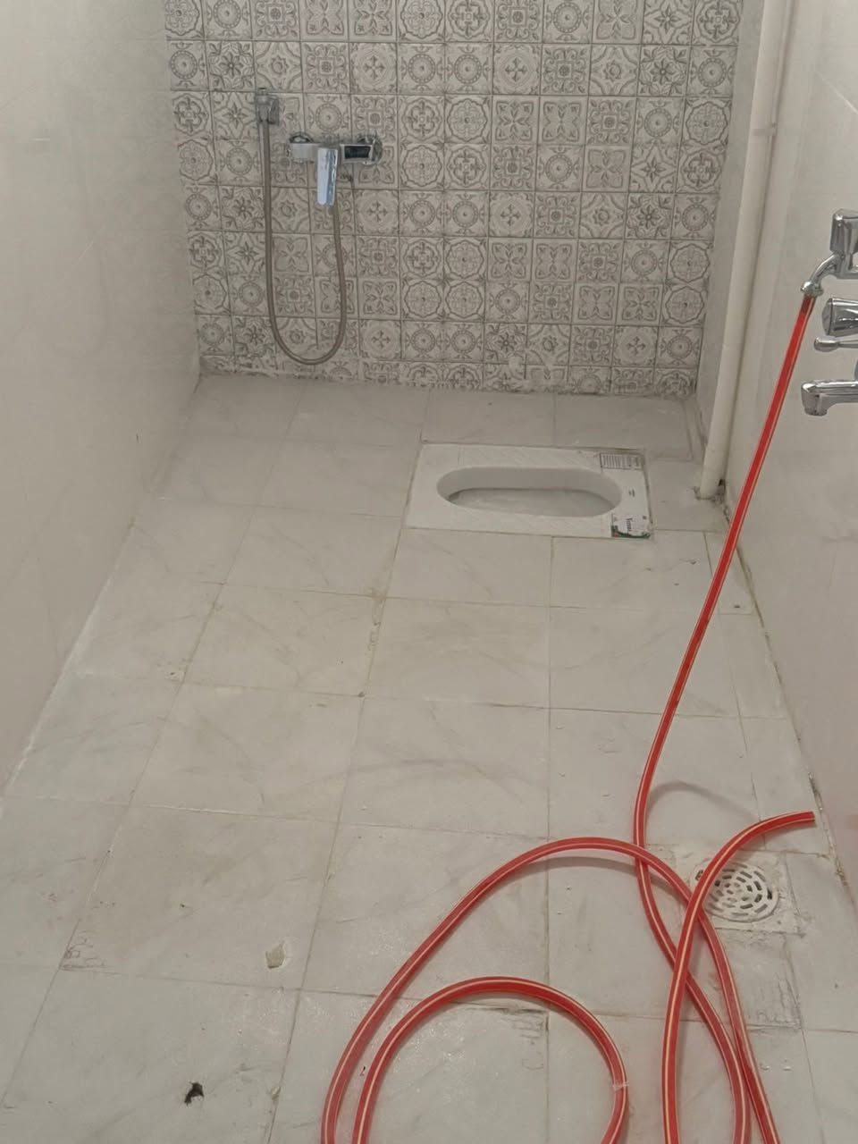 بيت ٦٠ ركن بناء حديث  طابقين بناء غرفتين وصحيات  عدد 2  وصاله  ومطبخ  ***********

