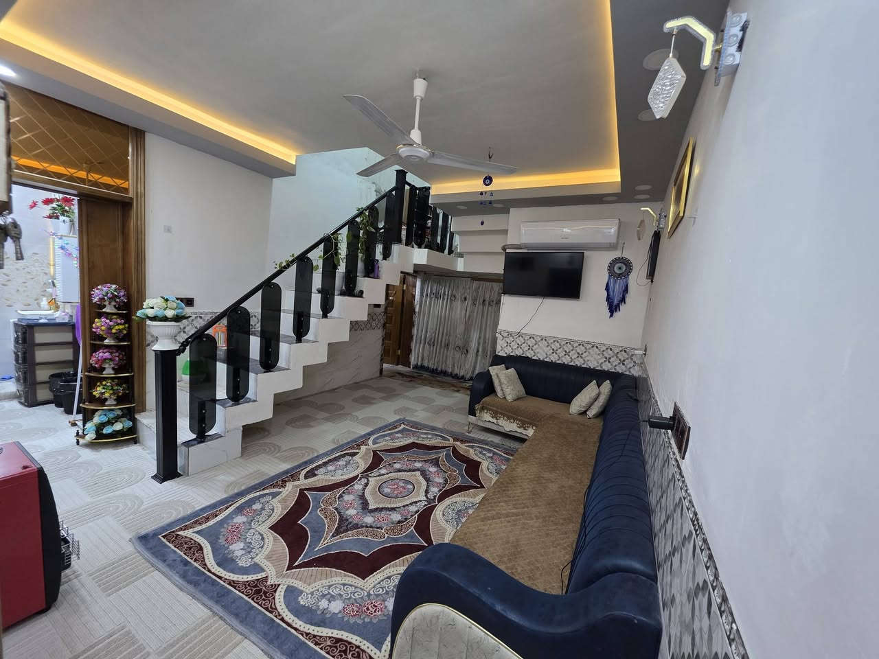 السلام عليكم
الدار للبيع طابو زراعي سند 25 مساحة البيت 1200 متر تحويل مباشر يحتوي البيت على غرفتين مساحه كل غرفه 5×5 
واستقبال 6×4........
وصاله 6×4........
ومطبخ 4×3.....
ومجمع صحيات داخلي وخارجي .............
البيت السقف صب كونكريت وبناء طابوق البيت كامل اي نقص مابيه .........
موقع الدار على شارع السياحي .......
متوفر كافة الخدمات ....
حديقه 300 متر 
الموقع . .. سياحي .. قريه المزيديه .....
للاستفسار ***********
