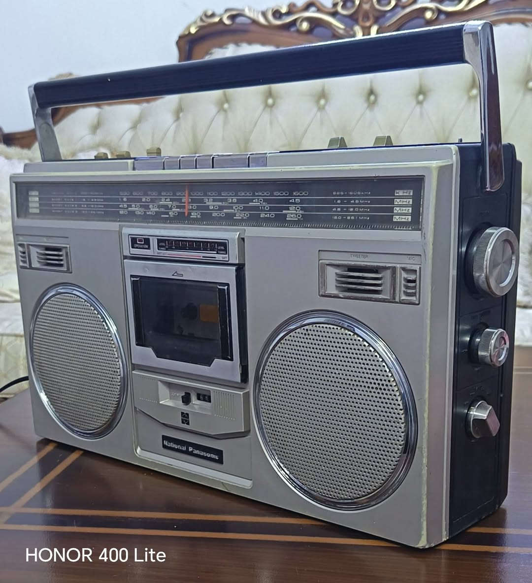 مسجل وراديو ناشيونال ياباني نضيف كلش بدون أف أم شغال وعلى الفحص نقص القبق الخلفي واكو دكمة تشكل موضح بالصور مااعرف مال شنو السعر ٦٥ وبي مجال المكان البياع للاستفسار خاص


**إذا كنت صاحب هذا الإعلان وتريد حذفه لأي سبب، رجاءا أرسل رسالة إلى الدعم الفني**