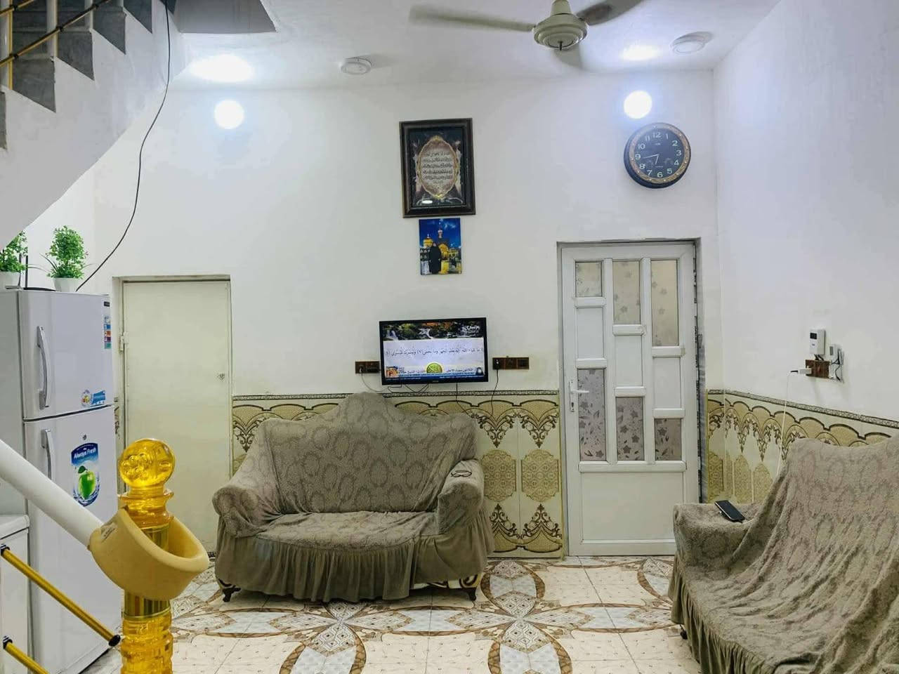 السلام عليكم بيت للبيع
المساحة ١٠٠ متر بناء حديث 
طابقين حي الصادق 
للاستفسار ***********
