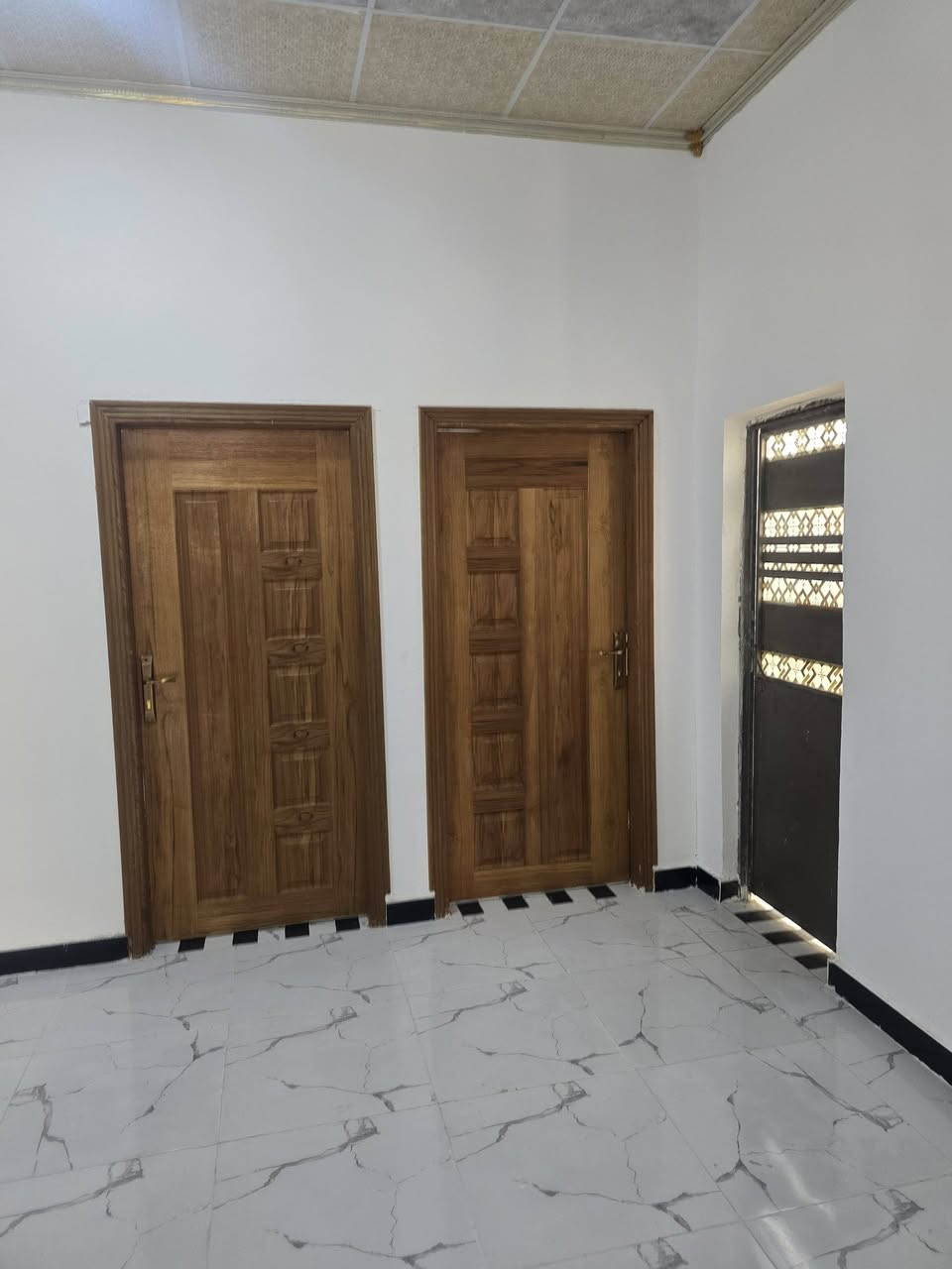 بيت طابو زراعي عراقي ابو خصيب حمدان قريب على شارع مركز شرطه حمدان المساح البيت ١٤٠متر يحتوي على قرفتين وصاله ومطبخ ستقبال وحمام ومدخل حمام خرجي كهربائيّ ماء السعر ٧٠مليون وبي مجال فارغ سكن مجاري سند٢٥تصال ***********
