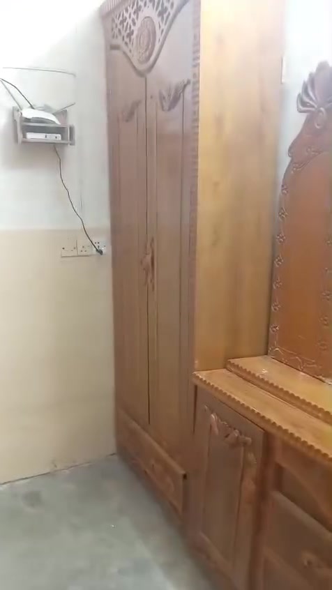 السلام عليكم يوجد غرفة خشاب مستخدمه شي قليل للبيع التواصل على هذا الرقم /***********/
