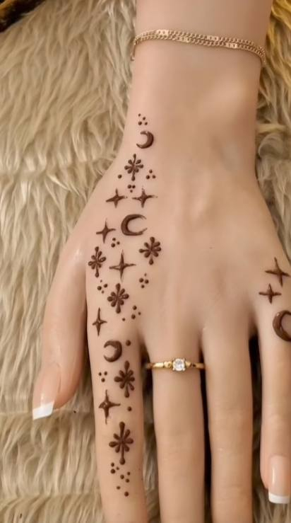 نقش حنه جميع موديلات 
5الف 
لون اسود ولون احمر ولون بني
مجمع B8
***********   حجز واتساب
