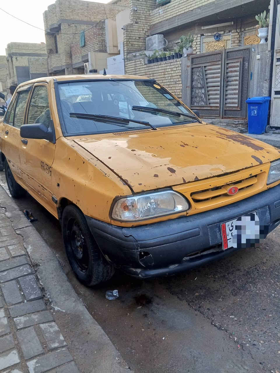 السلام عليكم سايبه للبيع موديل 2013 سياره متروكه مكينه وكير زينات راعيهة بل مدينه مستمسكاته موجوده بس ما واصله مكاني بغداد السعر 15 ورقه وبيهة مجال رقم الهاتف ***********
