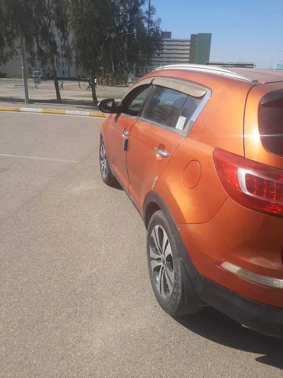 كيه سبورتج خليجية موديل ٢٠١٣محرك ٢٠٠٠دوش الاطارات بحاله جيده جدا بيها طخه بين باب السايق ومصلحه وشخط باب اليمنى الخلفي ماشيه ١٣٠ك بسمي مشروع وطني مجمع بسمايه السكني رقم ***********
