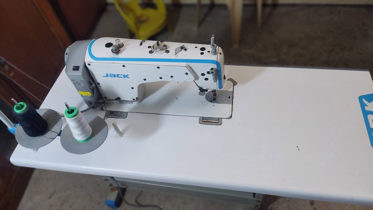 السلام عليكم
مكينة خياطة نضيفه استعمال قليل جداً للبيع
مكينة نوعية Jack F4 حديثة
السعر 300قفل 
التواصل الخاص او اتصال على رقم ***********
