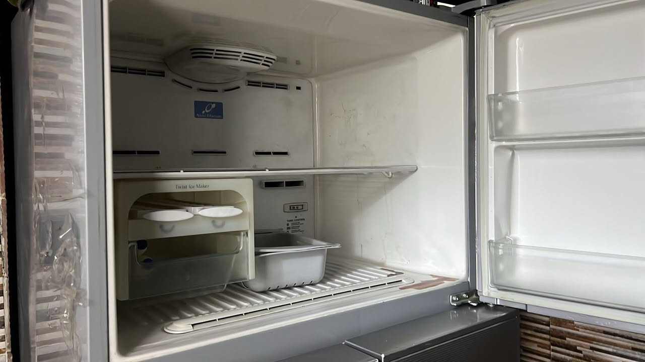 سلام عليكم عدي ثلاجه دبل البيع جديده العنوان حي اور  السعر ٦٥٠ وبيه مجال *********** متواجد فيس هم
