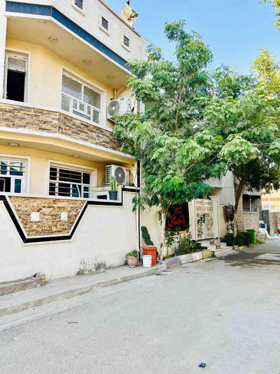 للبيع دار سكنية بمساحة 100 متر مربع (10×10) على أرض زراعية سند 25.
يتكون البيت من:

* 4 غرف نوم.
* غرفة استقبال.
* صالة.
* مطبخ.

📍 الموقع: [منطقة الشيخ سردي بجوار المهدية الثانية]

للاستفسار والمعاينة يرجى التواصل على الرقم: [***********]
