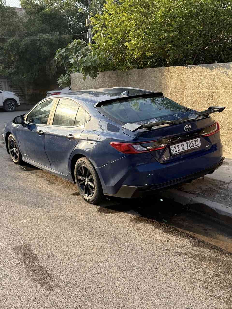 السلام عليكم
كامري موديل 2025 مواصفات LE لون ازرق 

وارد امريكي ضررها بسيط جداً ومرفق بالصور جاملغ خلفي اليسار  ومصلح كامل ومرقمه السياره بغداد تحويل ثاني يوم 

السياره داخلها مخمل  رادارات امامي وجانبي وخلفي كلهن شغالات  تبريد قطعتين 
تحديد مسار وتوقف ذاتي 

السياره مابيها اي نقص فقط التكيات مال كشنات الاماميه مسروقه بالاستيراد ومكفوله من كلشي عدا الضربه مالتها وسونار موجود 

للاستسفار الرقم ***********
