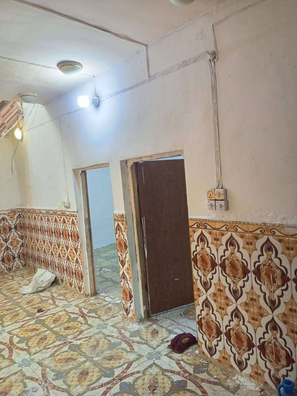 بيت للبيع
مساحه ٢٠٠م

البراكيه شارع ٢٠ البيت مباشر عله شارع العام 
  
يحتوي على ستقبال +مطبخ + صاله+ غرفتين نوم  +صحيات 

 ملاحظة../البيت بناء بلوك وعكاده 

اتصال ***********
