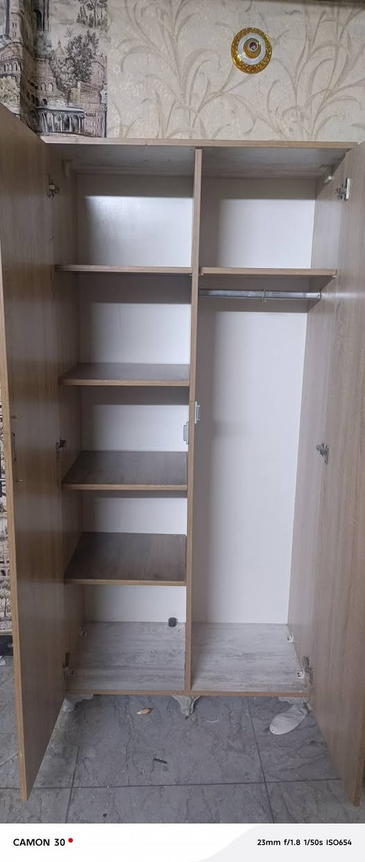 غراض بيت للبيع بسبب الانتقال 
كاونتر كامل ثلاث قطع سعر 500
كنتور ابو بابين تركي عدد 2 سعر الواحد 150
نص تخم مع كوشات مع طبله صغيره سعر 250
ثريه على شكل فتاه سعر 50
 ميز تواليت تركي 150
غساله ملابس حجم 18  تغسل بطانيه سعر 300
 دوشك نفرين سعر 75
  دوشك نفر سعر 45
مغسله مع الحنفيه مع المراآة سعر 45
مكان الغراض شارع حيفا  الاتصال عالرقم ***********   غير متواجد عالفيس
