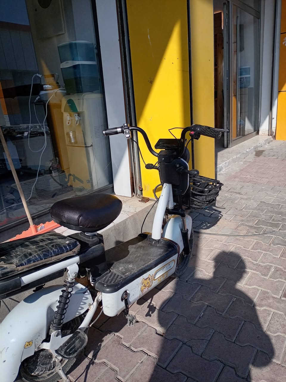 السلام عليكم بايسكل شحن حجم 14السعر150 وبي مجال رقم الهاتف ***********
