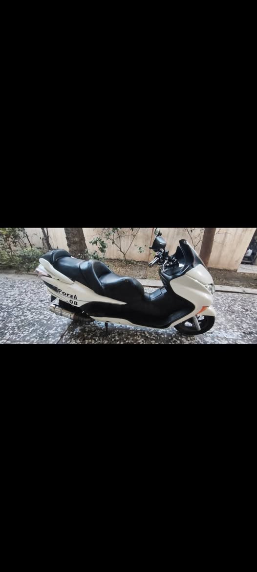 سلام عليكم  للبيع دراجة فورزا 0/8 عمية
كهربائيات كلة شغال الدراجة ( مرقمة رقم أنكليزي  تحويل مباشر وية صاحب الدارجه 
 الدراجه تاركها صار شهر   السعر 18 ورقة  راسلني او أتصل وتدلل 
***********   مكاني بغداد الكفاح
