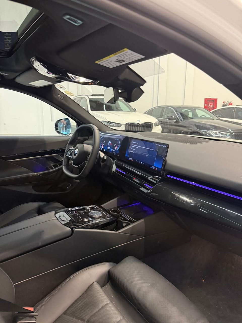 BMW 530i 2026 Mpagae Full Option 
عدد المسافات 6 الف فقط میل ماشيه يعني زيروو 
مكينة: 20 توين توربو ✅
كفالة كير ومكينة كلها بشرط بلادي برغي ممفتوح بيها صاروخ ماشاء الله سيرفس كامل.
جاملغ خلفي صبغ قباغ صندوق مبدل مكان واحد تعديل .
مواصفـات لكجري Luxury بدی ام باکیج M
. داتا شـو (لاينر) + كيج (عداد) الكتروني
. فتحة سقف ) .
. ناضور ليلي AR
. رادار 360 درجة + رادار نقاط عمياء
. رادار تحديد مسار وخطوط شوارع
. كشنات هيتـر + خزن ميموري
٤ كاميرا ٣٦٠ درجه ) .
. تغيير الصوت وتغيير الاغاني عن طريق البعد (اشارة اصابع)
. ويل M 
. لايت اوتو عالي ناصي + ماسحات جام اوتو
. تشغيل عن بعد
. اوتو ستار + اوتو هولد 
. دشبول ليزري عدد الوان متغيرة
. صندوك كهربائي بصمة  + عن بعد
. سستم صوت سماعات هارمان كاردون
. مواصفات هواية متنعد ذكرت عدد منها
سيرفس كامل وتخم تایرات جدید
رقم اربيل  تحويل مباشر جاهزة من كل النواحي
السعر: 455$  💵 وبيها مجال شوية ومستحيل اكو اختها بهذا السعر على هيج نظافة ونصبة ماشاء الله
العنوان: اربيل 
 *********** ☎️
واتساب - اتصال أربيل, العراق
