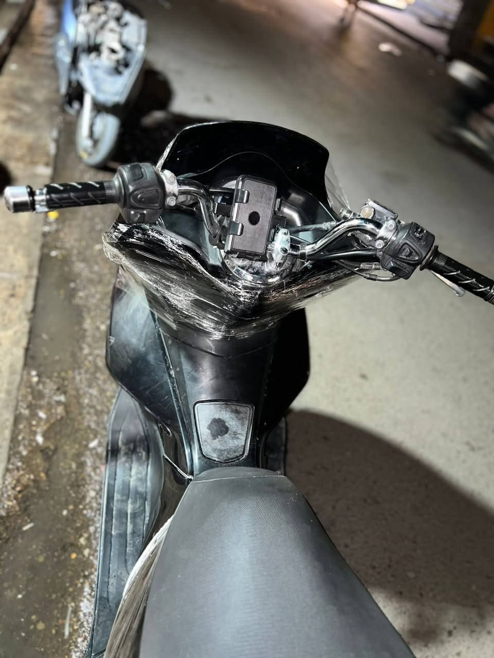 سلام عليكم دراجه Pcxجيل ثاني للبيع دراجه نضيفه بيها نواقص بصيطهً سعر ١٠ ونص وبيها مجال الستفسار الرقم *********** بغداد العنوان
