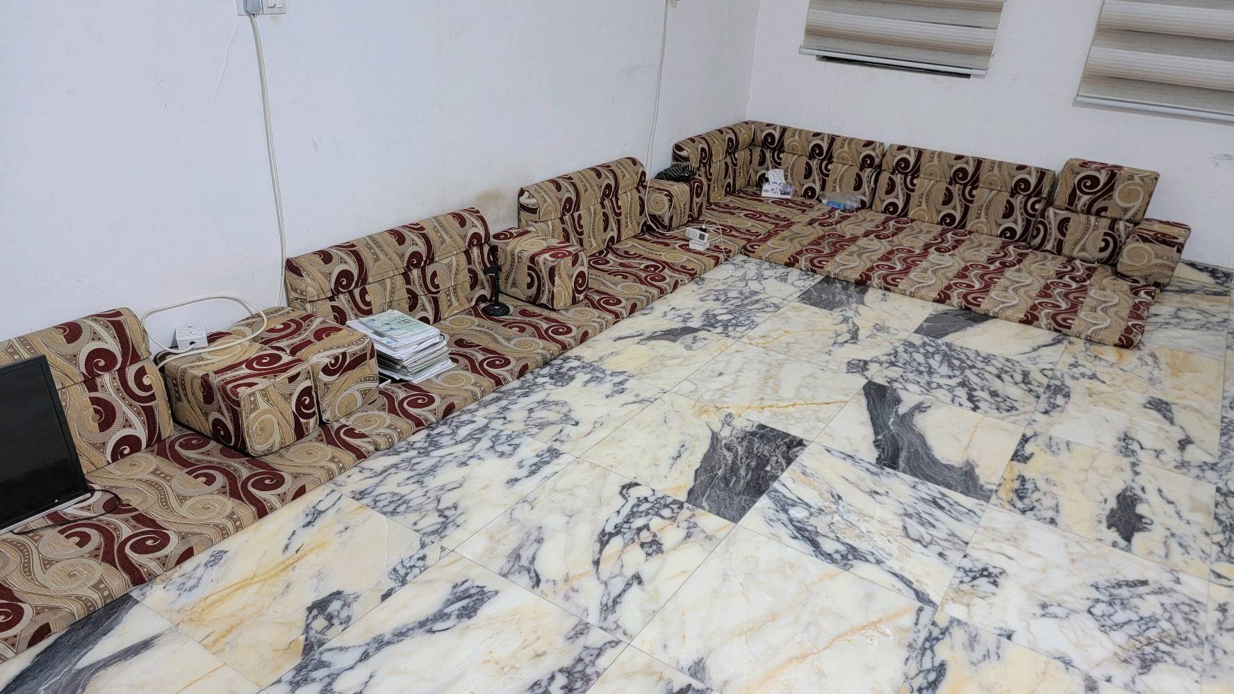 كعده عربيه طول 10 متر كامله اي نقص مابيهه للبيع سعر 175 وبيها مجال للشراي