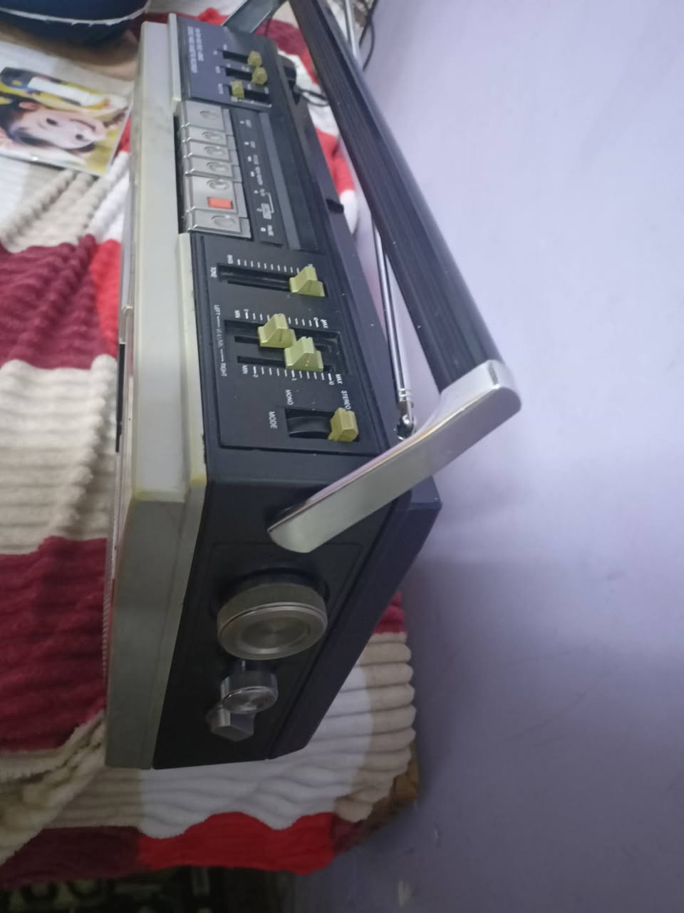 السلام عليكم راديو ومسجل ناشيونال باناسونيك نظيف كلو شغال راديو اربع موجات واواكس صوت ونقاوه للاستفسار ***********
