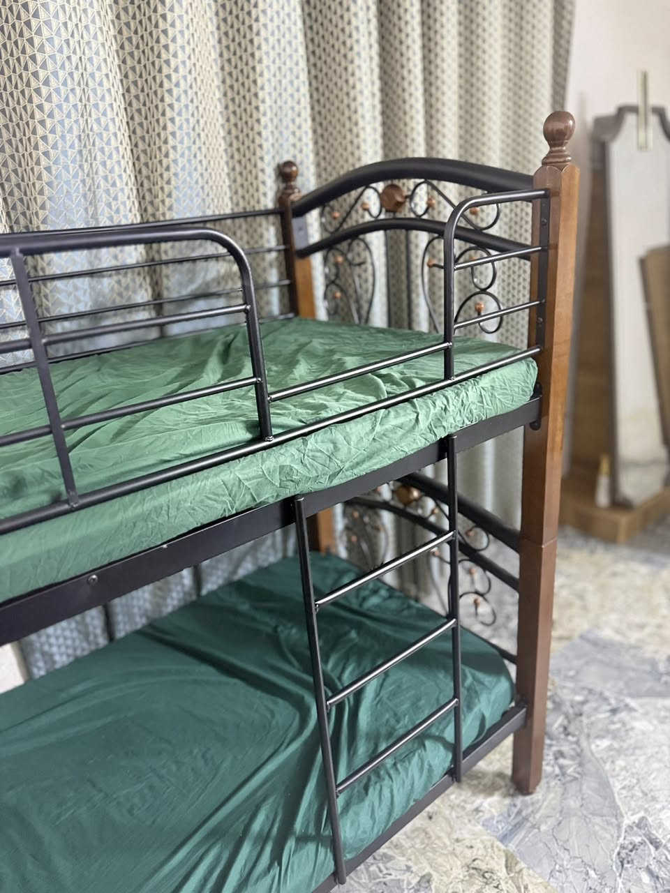 للبيع جرباية طابقين (سرير طابقين) بحالة ممتازة ✨
• مناسبة للشبابية والأطفال والكبار
 • تتحمل من عمر سنتين لحد 20 سنة
 • بيها مساند حماية بالطابق العلوي +تنفصل تصير سريرين او طابقين 
 • قوية ونظيفة وما بيها أي شخط أو ضرر

📅 مشتريها قبل أسبوع فقط
📍 المكان: بغداد – حي أور

💰 السعر: 200 ألف دينار (بيها مجال بسيط بالسعر)
أنا ماخذيها بـ 250 ألف، وموجود مثلها بالسوق.

سبب البيع: المكان عندي صغير


**إذا كنت صاحب هذا الإعلان وتريد حذفه لأي سبب، رجاءا أرسل رسالة إلى الدعم الفني**