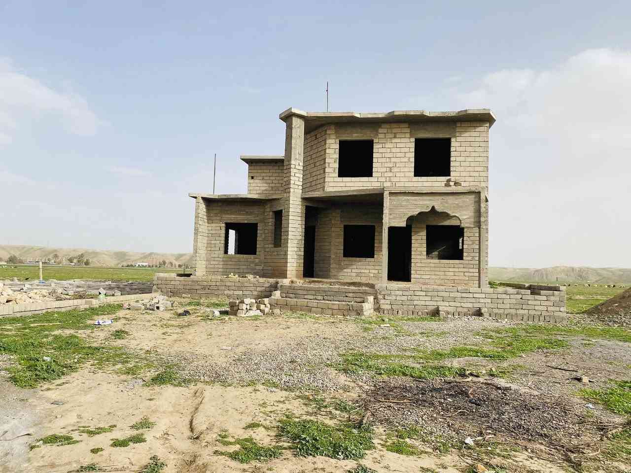 السلام عليكم بيت للبيع المكان القيارة الحاوي الصايلة قرب بستان الطعمه ومشروع تل عبطة

مساحة الأرض الكلي ٦٠٠ متر /مساحه البناء الطابق الأول ٢٤٠ متر /الطابق الثاني ١٤٠ متر /البيت متكون من الطابقين الأول غرفتين وحده منهن بيها حمام وهول موزع وحمام ومطبخ+حراري +مخزن للمونه  وهول كعده وربعه ورا البيت صحيات ///عندك الطابق الثاني هول موزع وغرفتين وحمام  وصحيات خارجيه //ملاحظه البيت بيه بواري تئسيس كهربائي بل صب 

اتصل ***********
