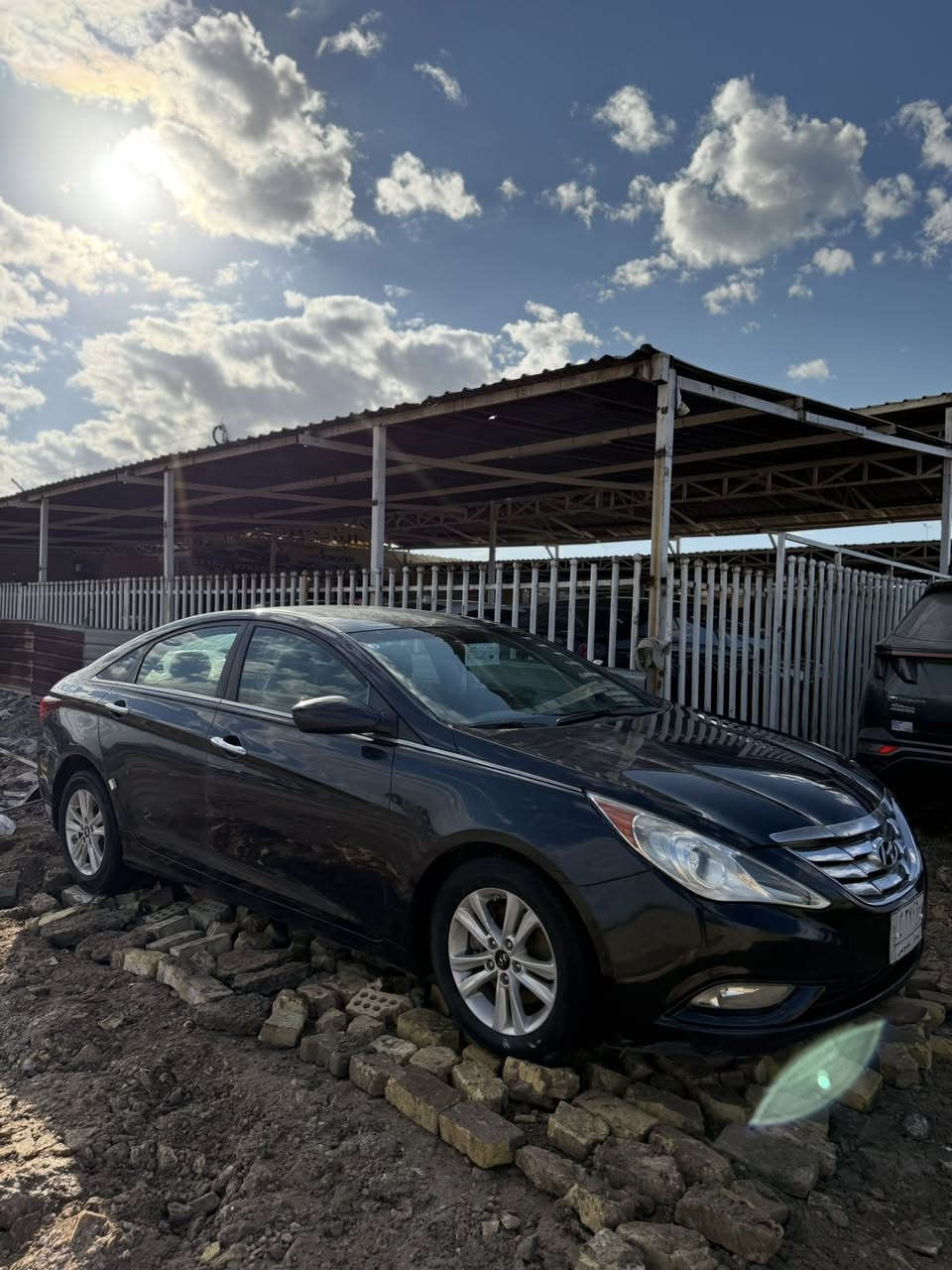 سلام عليكم سوناتا موديل 2013 مابيها اي نقص بس تخم تاير يرادلها حادثها جاملغ خلفي وباب موضح بل سونار سياره بيها شويه جراد بل قماره لون كحلي سياره حلوه خير من الله مكينة 2400سياره بدون ايرباك وبدون شواصي والغد مكاني حله على طريق النجف مقابل مطعم ثابت  سعر ب 105 بيها مجال بسيط  ***********￼
